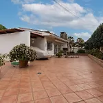 Charming Two Bedroom House Close To The Sea