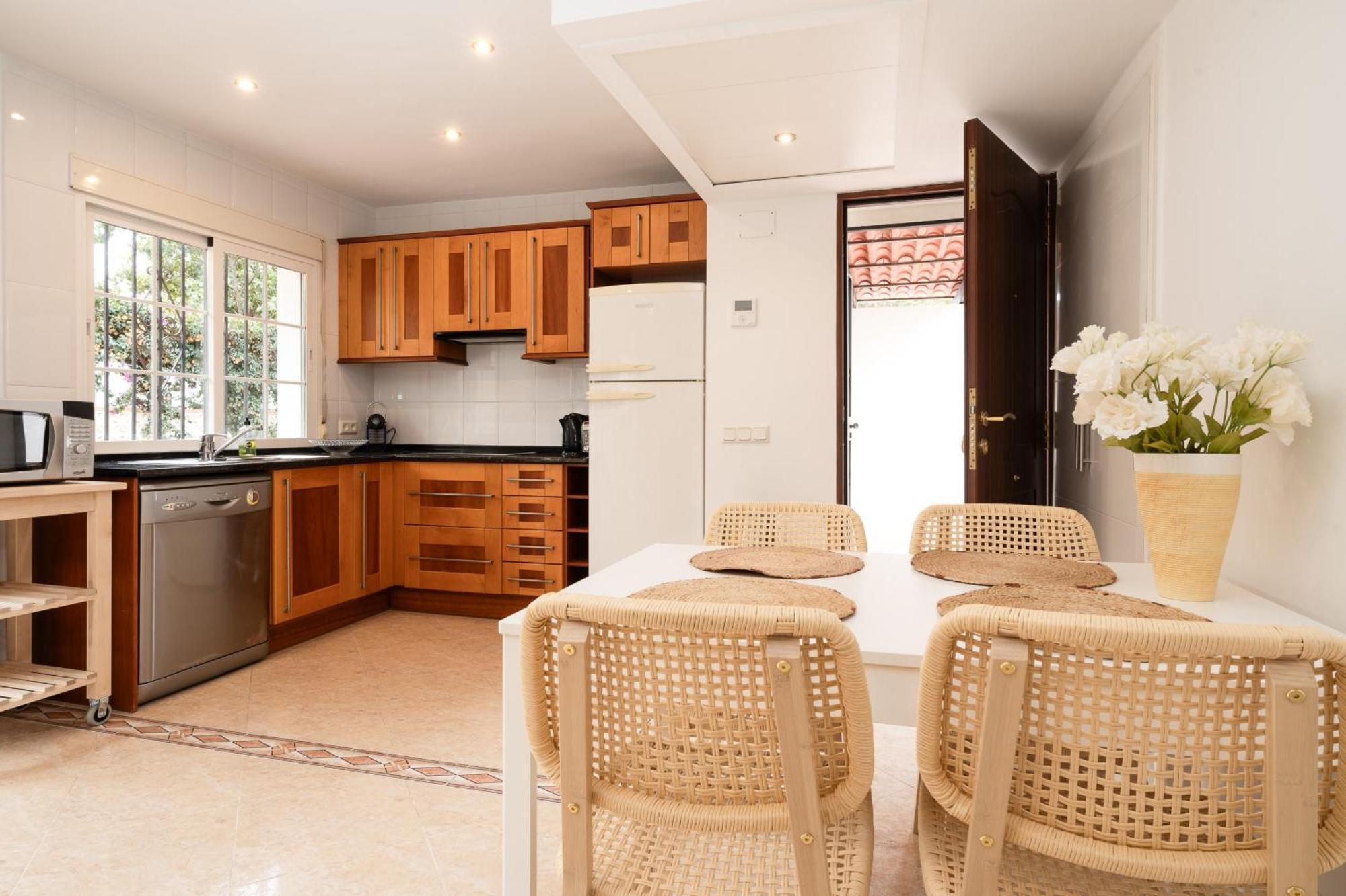 Charming Two Bedroom House Close To The Sea *